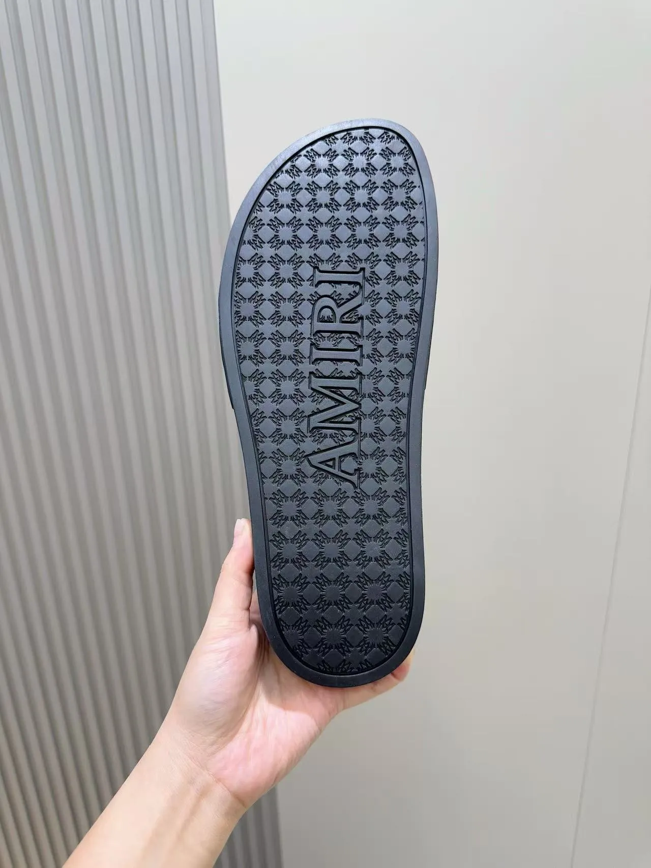 [AMIRI* Emil] P: 300💰 Size: 39-45 Official website new original 1:1 AMIRI* Emil classic men's slippers, high-end boutique, original material, TPU upper, foam bottom, fine workmanship, casual, loose and comfortable, a must-have in summer.